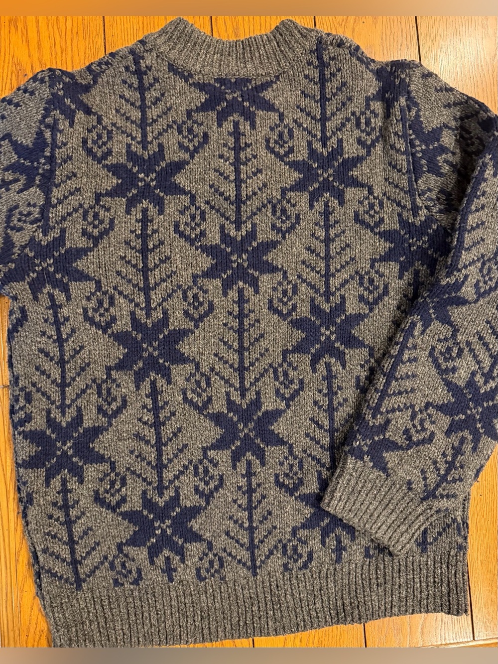 L.L.Bean men’s Fair Isle Henley 100% lambswool Sweater, size medium, grey/navy - Picture 6 of 8